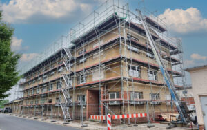 Fassadengerüst an einem mehrgeschossigen Wohnhaus